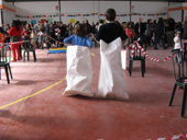 Los niños participaron en carreras de sacos