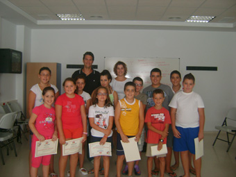 Alumnos del taller de primeros auxilios con sus diplomas. Foto, Ayuntamiento de Osuna
