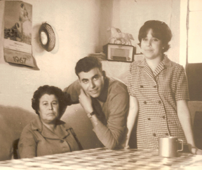 Ana Cuevas con dos de sus hijos, Francisco y Remedios Escamilla
