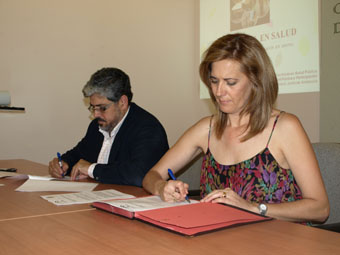 	El delegado provincial de Salud y la alcaldesa de Osuna, en un momento de la firma. Foto: Ayto. Osuna.