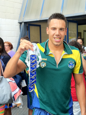 El nadador pedrereño Paco Nogales mostrando las medallas obtenidas