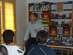 Núñez Roldán en un momento de su charla con los jóvenes de Lora
