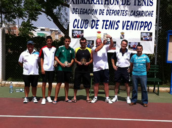 	Ganadores y subcampeones senior con el alcalde y directivos del club de tenis. Foto: Ayto. Casariche.