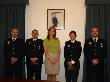 Los nuevos cuatro oficiales de la Policía Local de Osuna con la alcaldesa. Foto: Ayto. Osuna.