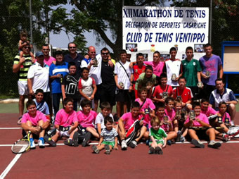 Participantes en el maratón de tenis. Foto: Ayuntamiento de Casariche.