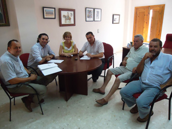 Reunión de autoridades y representantes de Badolatosa con el delegado provincial