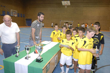 Trofeo Futbol Sala, equipo infantil ganador recoge el premio 